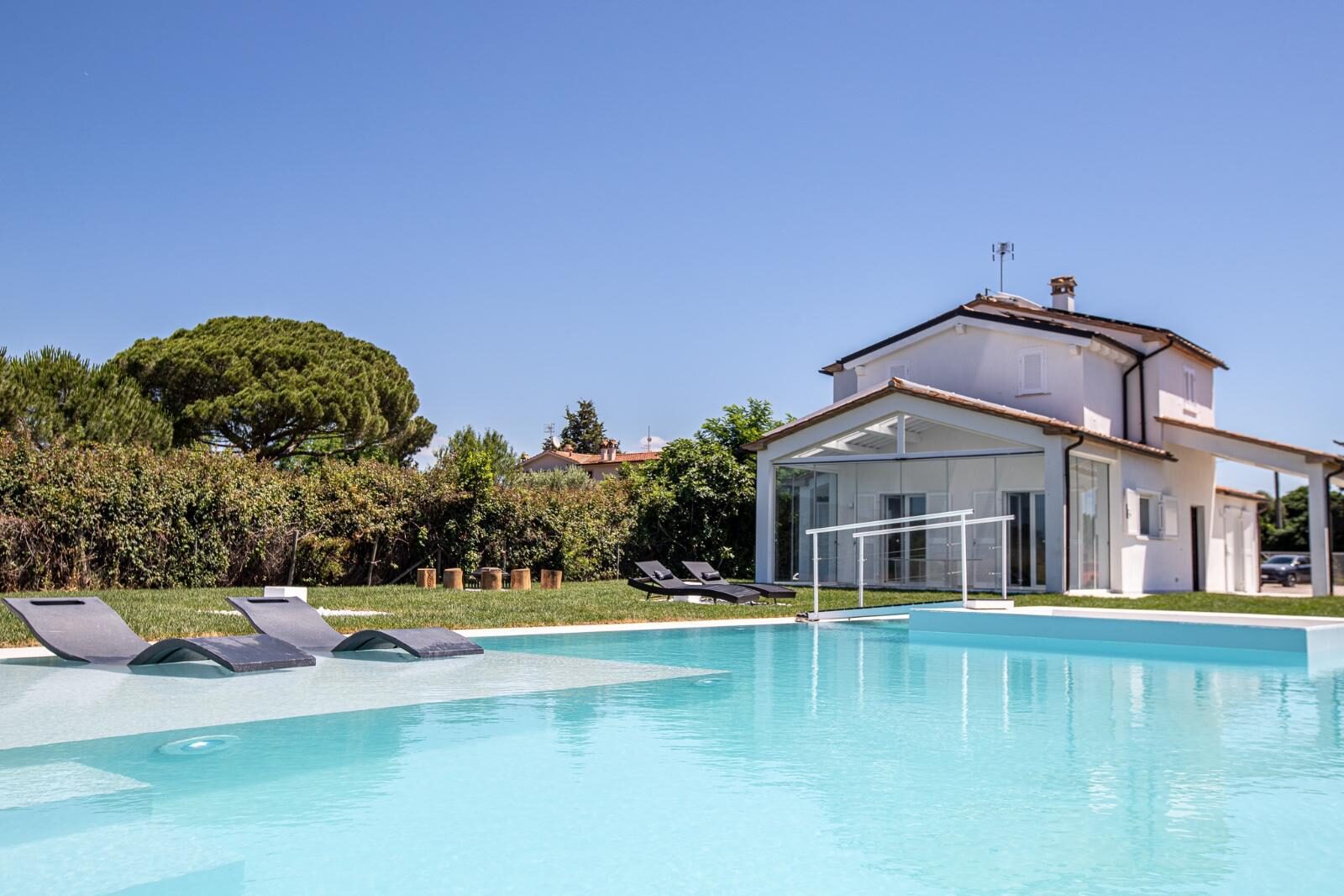 Esterno con piscina